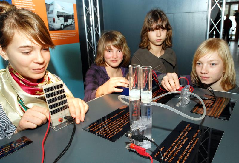 Die Schüler sollen die ökologischen, ökonomischen und gesellschaftlichen Auswirkungen chemisch-technischer Zusammenhänge verstehen.