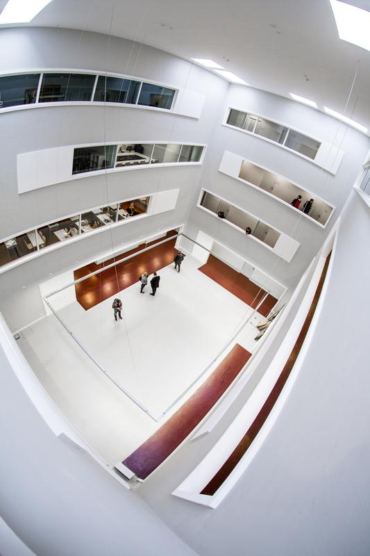 Das neue „Forum“ ist das nun größte Gebäude der Universität Hildesheim. Blick in das viergeschossige Atrium.