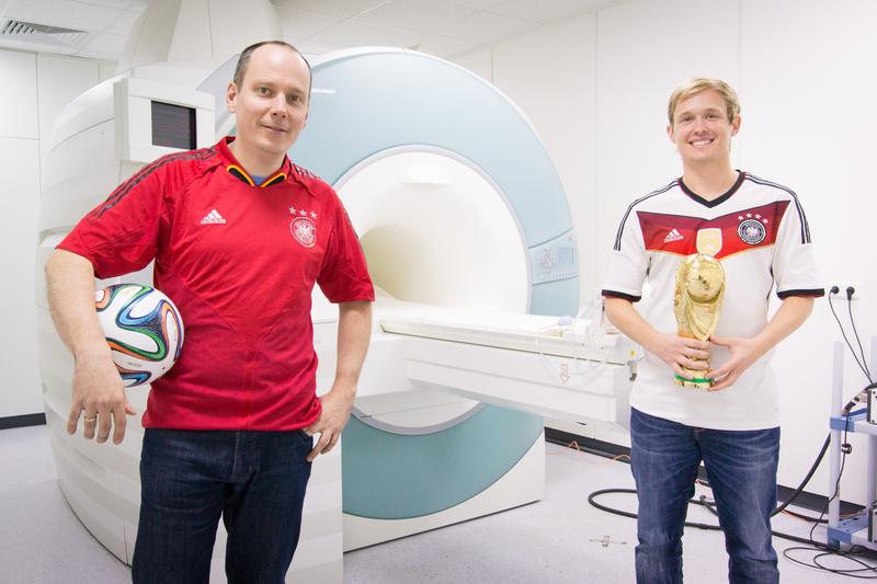 Prof. Dr. Bernd Weber (left) and Alexander Niklas Häusler from the Center for Economics and Neuroscience at Bonn University.  
