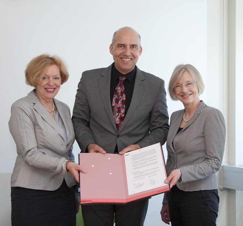 Veitragsunterzeichnung: Irene Maier (Pflegedirektorin UK Essen), Prof. Dr. mult. Eckhard Nagel (Ärztlicher Direktor UK Essen) und Prof. Dr. Anne Friedrichs (Präsidentin hsg) (v.l.n.r.). 
