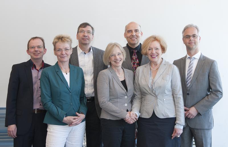 Vertrag unterzeichnet (v.l.n.r.): Hinten: Ralf Zimmermanns, Norbert Stein, Prof. Dr. mult. Eckhard Nagel, Dr. Nicolai Kranz. Vorn: Prof. Dr. Anke Fesenfeld, Prof. Dr. Anne Friedrichs und Irene Maier.