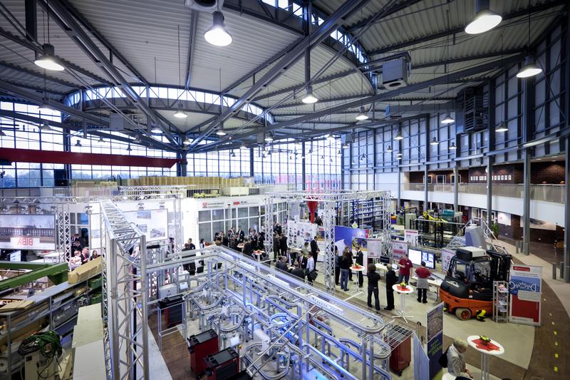 Im futuristischen Ambiente der BIBA-Forschungshalle bietet der Forschungsverbund LogDynamics an der Uni Bremen Einblicke in das, was heute unwirklich erscheint und morgen Realität sein wird.
