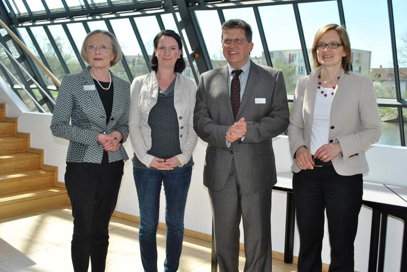 Die Veranstalter Petra Kersting, Kompetenzzentrum Frau&Beruf Emscher-Lippe, Michaela Evans, IAT und Vizepräsident Prof. Dr. Michael Brodmann, Westfälische Hochschule, mit der Hauptreferentin Kathrin