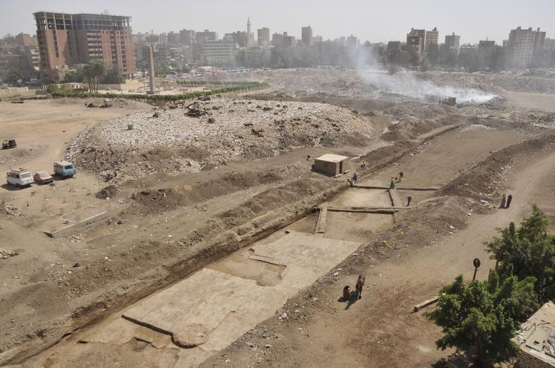 Grabungsgelände von Heliopolis - zwischen Müllbergen und Wohnhäusern in der Millionenmetropole Kairo.