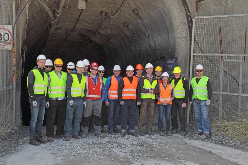Die Exkursionsgruppe am Eingang zum Golderzbergwerk Castlemaine in Ballarat