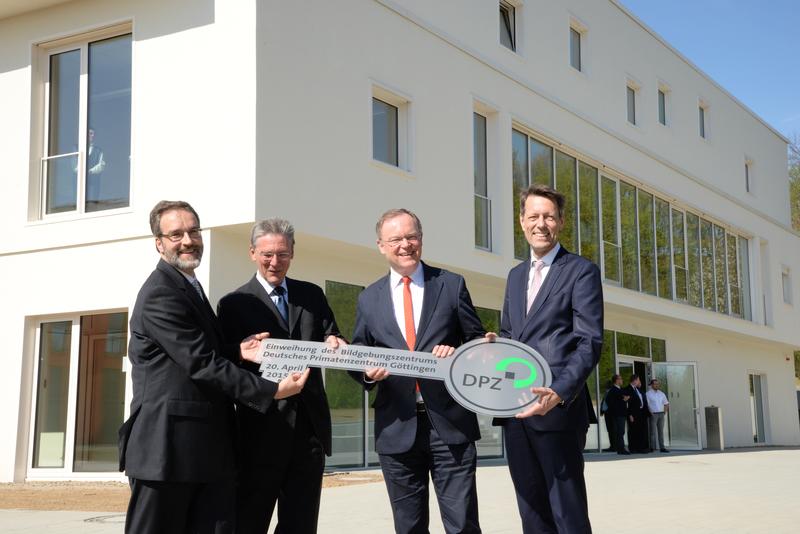 (von rechts) Georg Schütte, Staatssekretär im BMBF und der niedersächsische Ministerpräsident Stephan Weil übergeben den symbolischen Schlüssel an Michael Lankeit und Stefan Treue vom DPZ. 