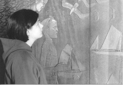 Auf dem Figurenfries, das der schwedische Bildhauer Robert Nilsson vor 50 Jahren für die erste "Stockholm" angefertigt hat, gibt es für die Besucher im Deutschen Schiffahrtsmuseum viel zu entdecken, wie auf diesem Ausschnitt Schiffe, Möwen und Mensch