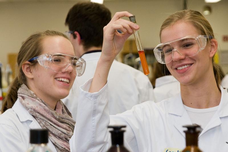 Schon jetzt spielen die Naturwissenschaften eine wichtige Rolle im Medizinstudium - hier eine Aufnahme aus dem Chemie-Praktikum 
