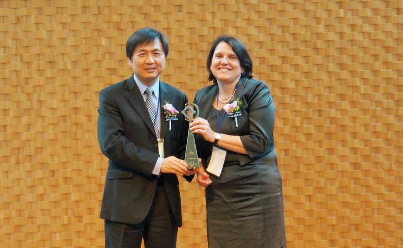 Dr. Jyuo-Min Shyu, Minister of Science and Technology, and Prof. Dr. Claudia Felser, Max Planck Institute CPfS