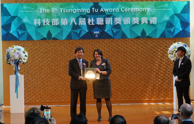 Award Ceremony: Dr. Jyuo-Min Shyu, Minister of Science and Technology, and Prof. Dr. Claudia Felser, Max Planck Institute CPfS