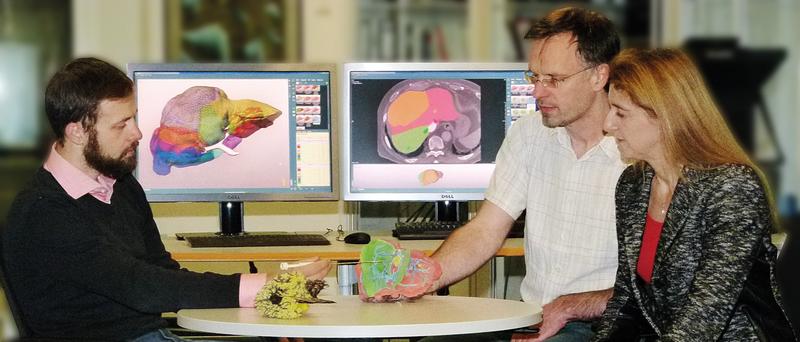Forschung für die Medizin von morgen: Davis Black, Prof. Matthias Günther und Dr. Andrea Schenk (v. l.) aus dem Exzellenzprojekt „Intra-Operative Information“ der Uni Bremen.