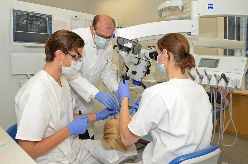 Seit dem Umbau des Behandlungssaals werden die Studierenden der Würzburger Universitätszahnklinik an Geräten mit bestverfügbarer Technologie ausgebildet.