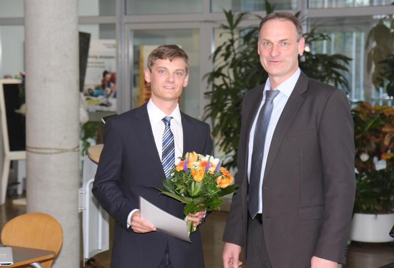 Für seine Masterarbeit an der HTWK Leipzig bekommt Manuel Wiersch (links) den VDE-Preis die mit 500 Euro dozierte Auszeichnung von Dr.-Ing. Olaf Winne (VDE-Bezirksverein Leipzig/Halle)