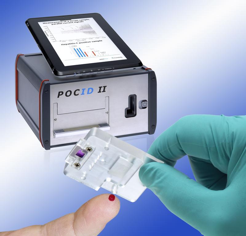 Point-of-Care Biochip-Messgerät mit Tablet-PC und mikrofluidischer Einwegkartusche.