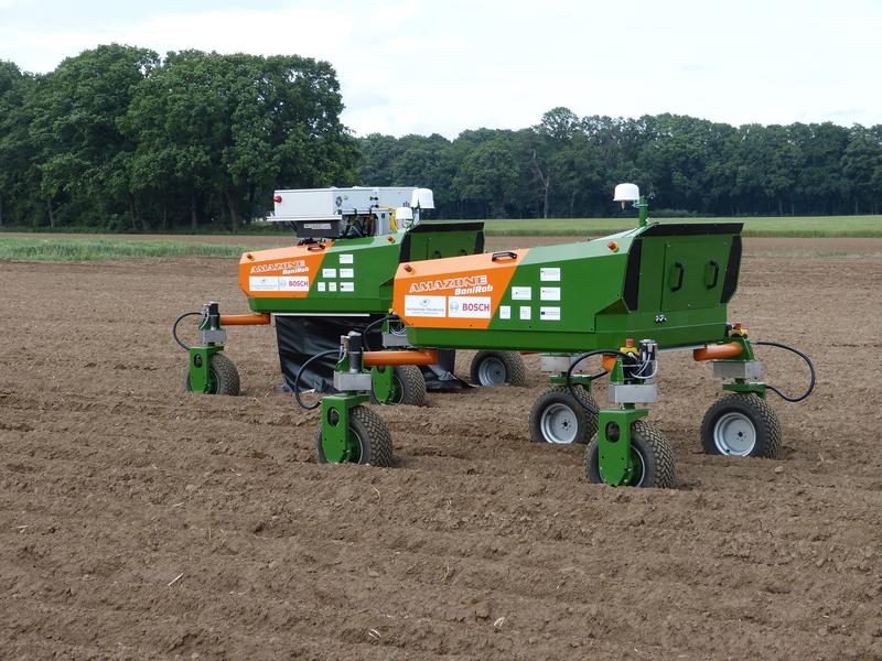 BoniRob, die autonome Feldroboter-Plattform, soll die Arbeit der Landwirte erleichtern.
