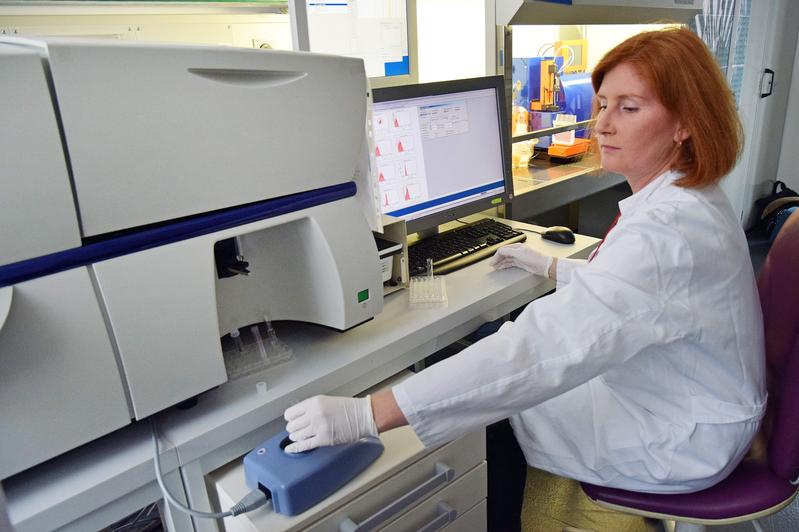 Die Wissenschaftlerin Dr. Sylvia Müller bearbeitet im Durchflusszytometrielabor eine  immunologische Fragestellung des Verbundes.
