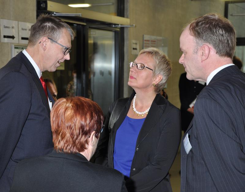 Senatorin Eva Quante-Brandt (zweite von rechts) und Prof. Dr.-Ing. Frank Vollertsen (rechts), Prof. Dr. rer. nat. Ralf Bergmann (links) und Dipl-Kffr. Erika Taulien-Matthies (zweite von links).
