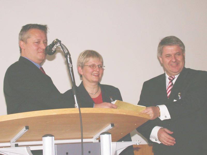 Prof. Dr. Heinrich Schafmeister, Präsident der FH Coburg (l.), und Rolf-Peter Hoenen, Vorstandssprecher der HUK Coburg, stellen Prof. Dr. Jutta Michel vor, Inhaberin der neuen Stiftungsprofessur für Versicherungsmanagement