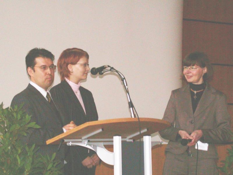 Prof. Dr. Petra Gruner, Dekanin des Fachbereichs Betriebswirtschaft (r.), mit zwei Studierenden des ersten Jahrgangs, Wolfgang Müller und Tanja Hein