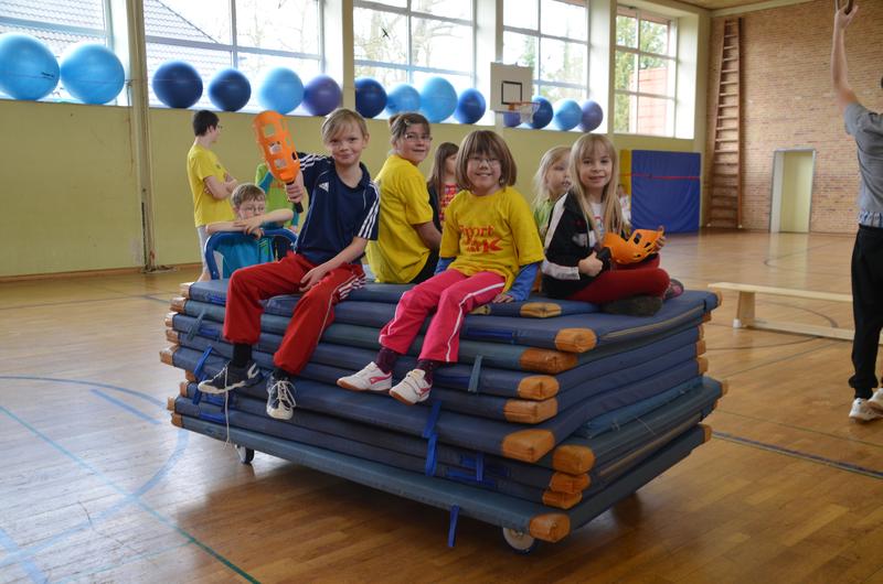  Sport in der Gruppe ist auch für herzkranke Kinder möglich (hier eine Kinderherzsportgruppe). Welcher Sport für das Kind in Frage kommt, ist immer im Einzelfall vom Kinderkardiologen zu beurteilen. 
