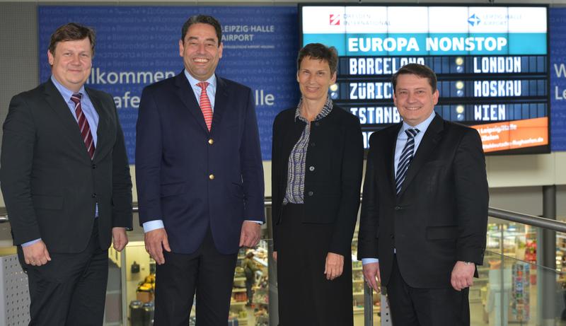 v.l.n.r.: Prorektor Prof. Markus Krabbes, Markus Kopp, Vorstand der Mitteldeutschen Flughafen AG, Rektorin Prof. Gesine Grande, Dierk Näther, Geschäftsführer Flughafen Leipzig/Halle.