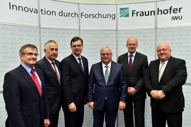 Dr. Joachim Zirbs, Prof. Matthias Putz, Prof. Dirk Landgrebe, Prof. Hubert Waltl, Prof. Welf-Guntram Drossel, Prof. Siegfried Fiebig (v.l.n.r.)