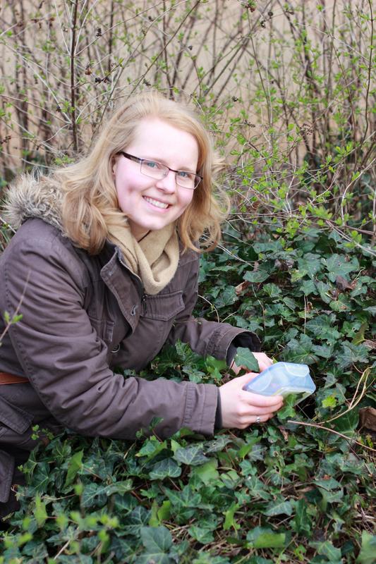 Nele Hielscher versteckt einen Geocache 