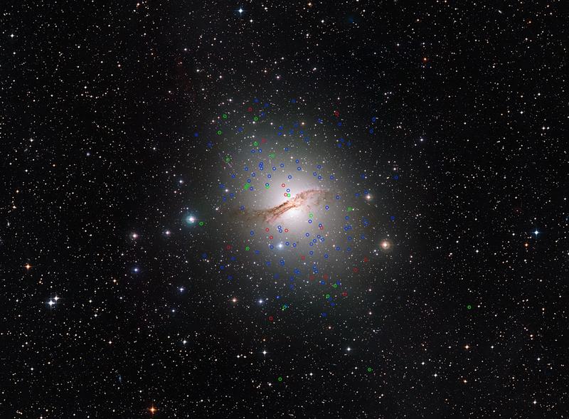 Die elliptische Galaxie mit ihren Kugelsternhaufen (markiert)