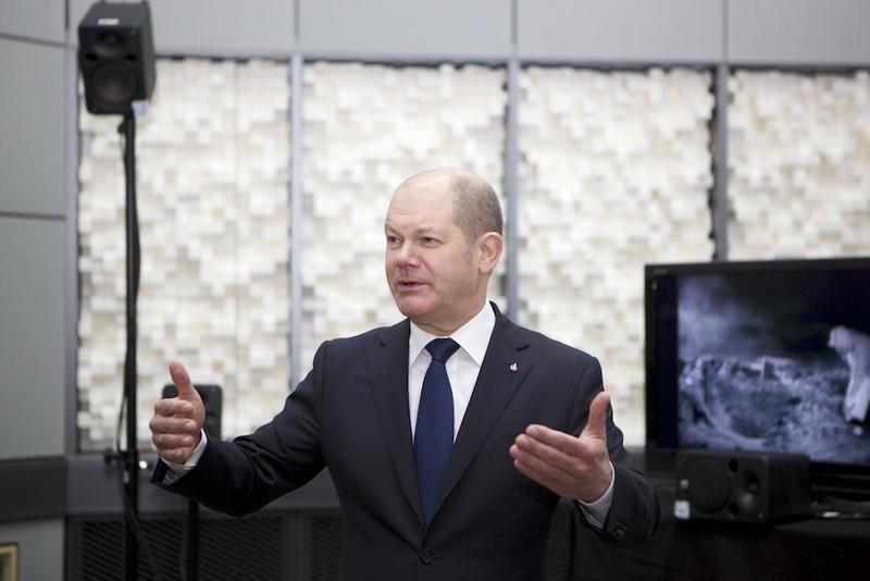 Olaf Scholz eröffnete am 16. März 2015 auf dem Mediencampus Finkenau/Hamburg den neuen Erweiterungsbau mit dem nagelneuen High-Tech-Tonlabor