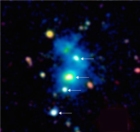 Bild der Raumregion, in der sich das seltene Quasar-Quartett befindet. Die Quasare sind durch Pfeile angezeigt. Der Nebel, in den die Quasare eingebettet sind, ist als bläuliches Gebilde sichtbar