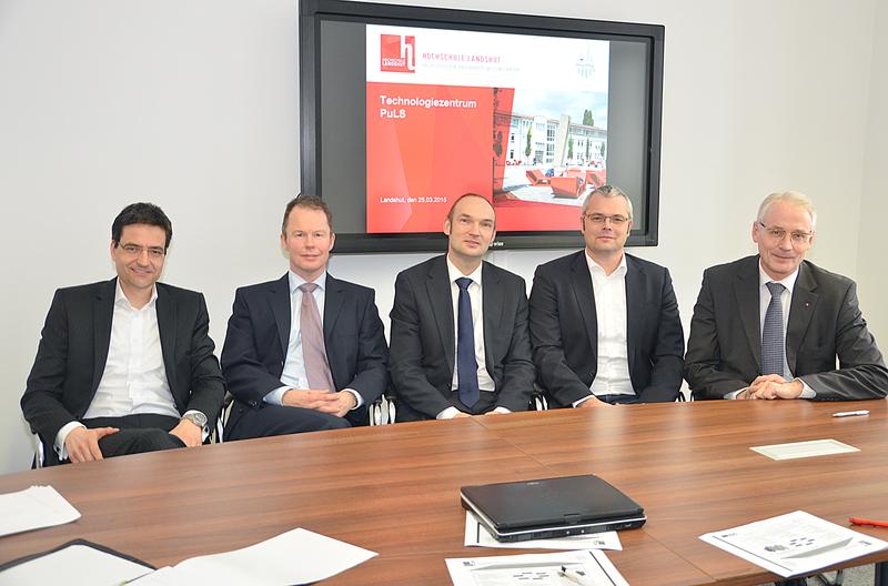 Gründungssitzung des Technologiezentrum PuLs an der Hochschule: (v. li.) Prof. Dr. Alexander Kumpf, Prof. Dr. Carsten Röh, Prof. Dr. Sven Roeren, Prof. Dr. Markus Schneider und Prof. Dr. Karl Stoffel
