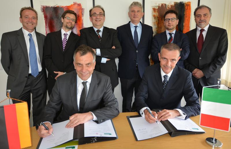 Rektor Professor Dr.-Ing. Gerhard Sagerer unterzeichnet gemeinsam mit Professor Dr. Simone Martini von der Universität Bologna den Vertrag für die neue Kooperation im Informatik-Master.