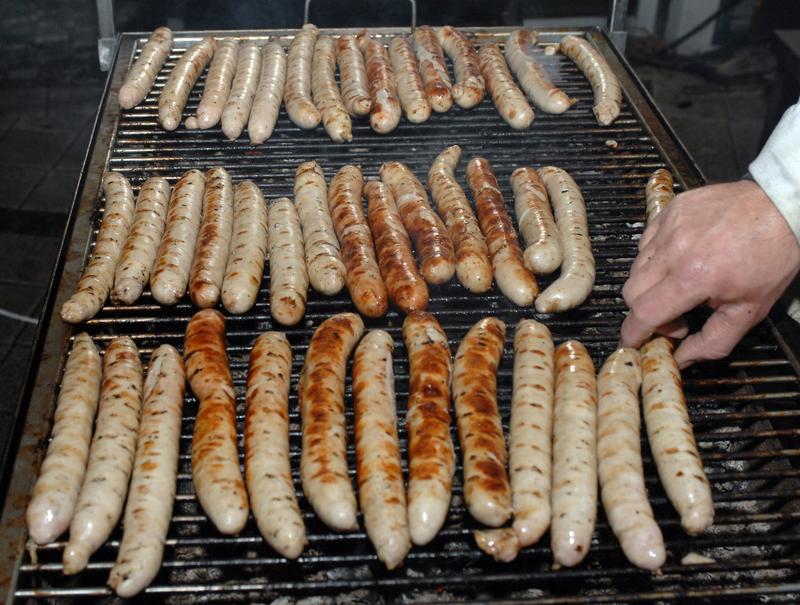 Die traditionelle Bratwurst enthält viele gesättigte Fette. Diese steigern das Risiko für Herz-Kreislauf-Erkrankungen. Im Verbund "nutriCARD" wollen die Forscher gesündere Alternativen entwickeln.