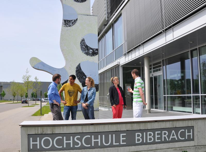 Professoren und Doktoranden des Institutes für Angewandte Biotechnologie im Gespräch: (v.l.): Prof. Dr. Friedemann Hesse, Albert Paul, Martina Stützle, Prof. Dr. Kerstin Otte und Simon Fischer