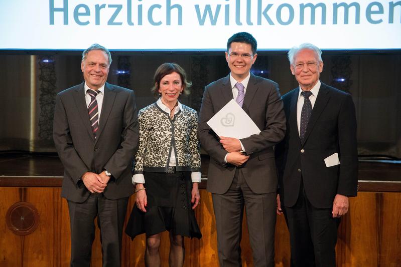 Von links: Stifter Dr. Jürgen und Uta Breunig; Preisträger Dr. Peter Ong; Prof. Dr. Hellmut Oelert, Vorsitzender des Wiss. Beirats der Deutschen Stiftung für Herzforschung.