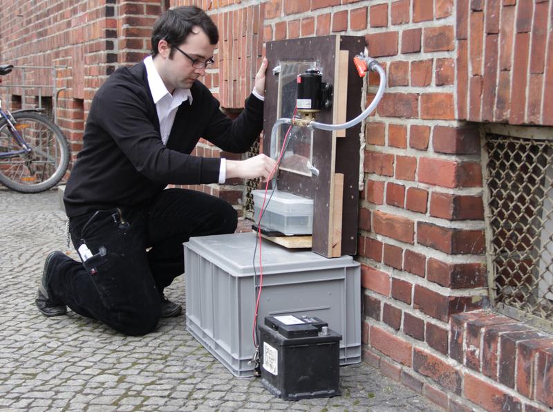 Nachwuchswissenschaftler Mario Stelzmann bei einer Untersuchung mit dem an der HTWK Leipzig entwickelten Wasseraufnahmemessgerät. 