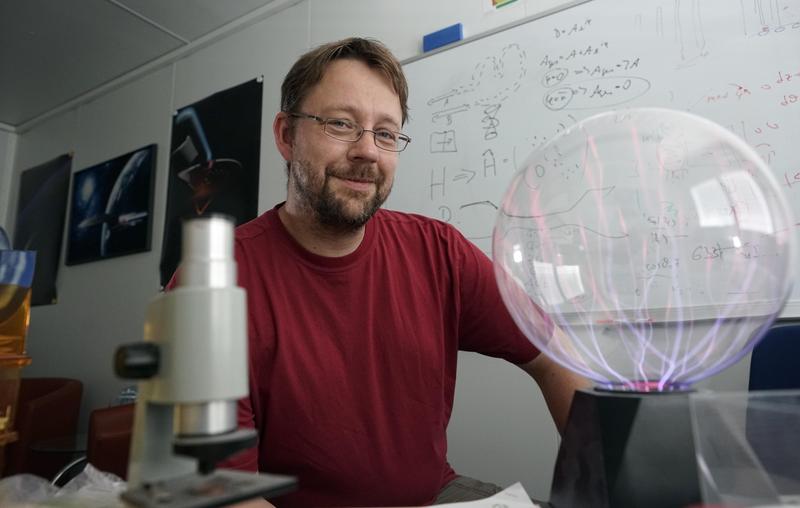Juniorprofessor Alexander Szameit und sein Team haben eine Versuchsanordnung entwickelt, mit der sich nicht-physikalische Vorgänge im Labor simulieren lassen.