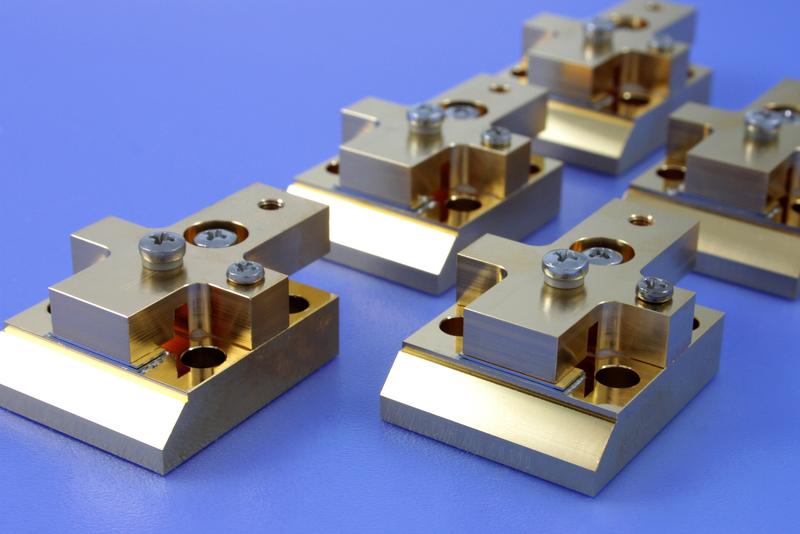 Laserbarren mit optimiertem Aufbau für Hochleistungs-Laseranwendungen auf CCP-Mount, die im Projekt CryoLaser entwickelt wurden. 