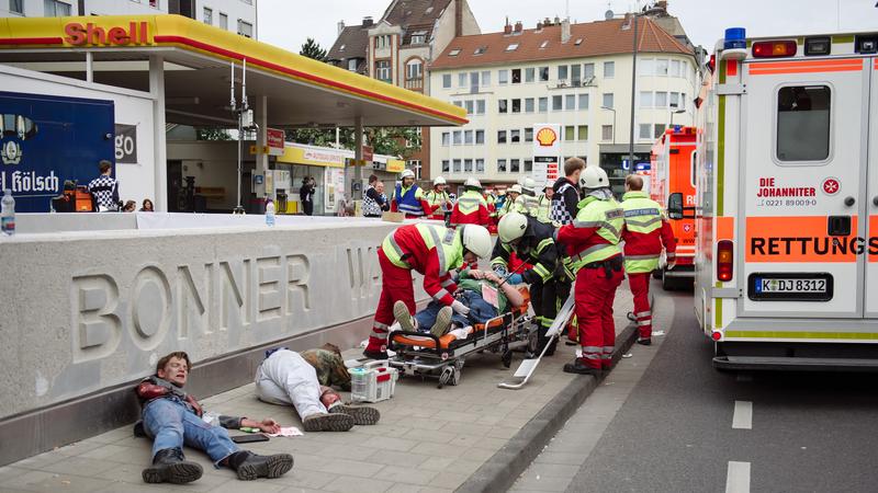 Über 150 Einsatzkräfte waren an der Übung beteiligt, unter anderem Feuerwehr, Polizei, mehrere Rettungsdienste und der KVB.