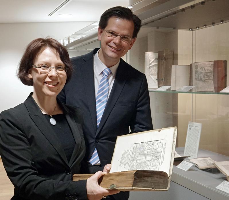 Die Theologen Prof. Dr. Miriam Rose und Prof. Dr. Christopher Spehr von der Uni Jena in der Ausstellung "Hus - Luther - Cranach" in der Thüringer Universitäts- und Landesbibliothek Jena.