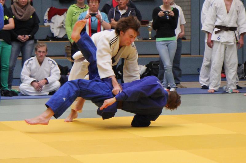  Nils Patzenhauer (im weißen Judoanzug) wirft seinen Gegner.