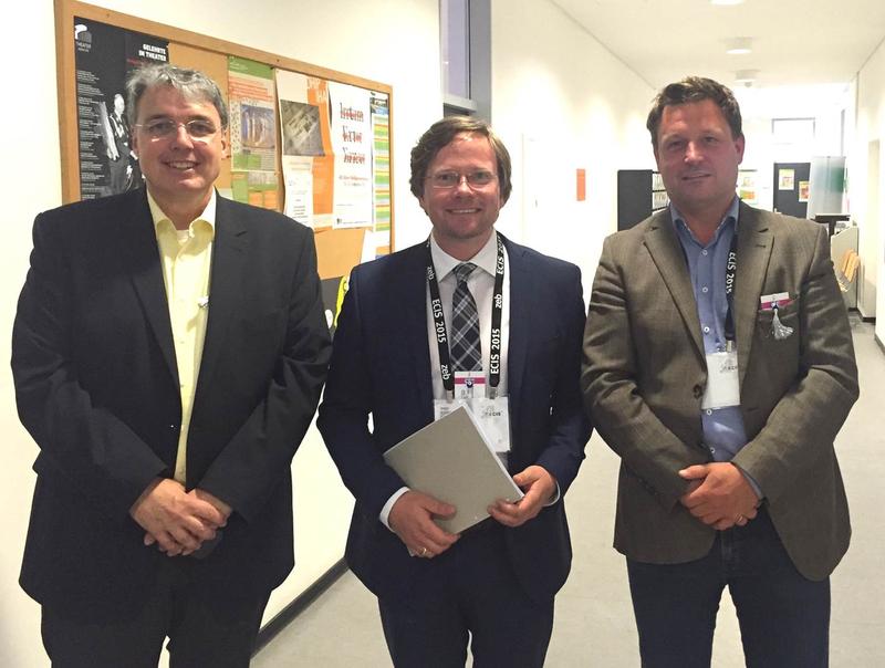 Prof. Dr. Jan vom Brocke erhält die Auszeichnung «International IS Doctoral Student Advisor of the Year 2015» von Prof. Dr. Armin Heinzl (links) und Prof. Dr. Alexander Mädche (rechts).