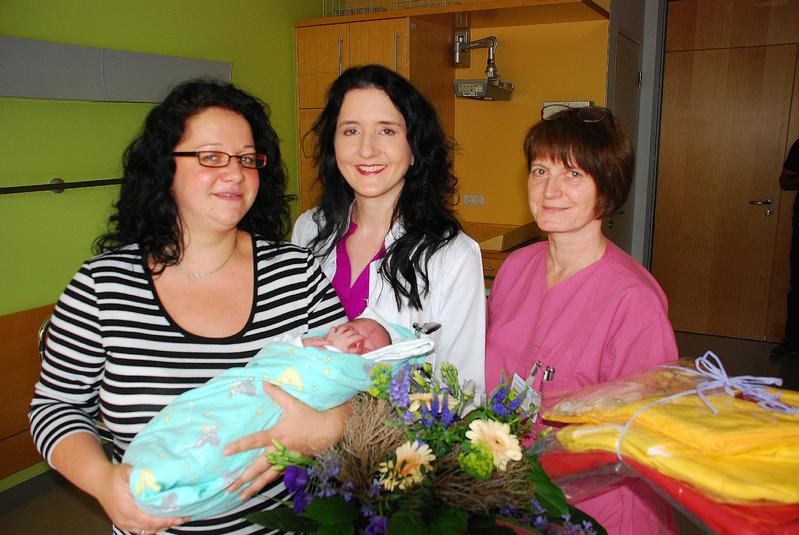 Leopolds Mutter Jessika Büschel (v.l.n.r.) wird von Klinikdirektorin Prof. Pauline Wimberger und der leitenden Hebamme Sabine Männchen beglückwünscht.