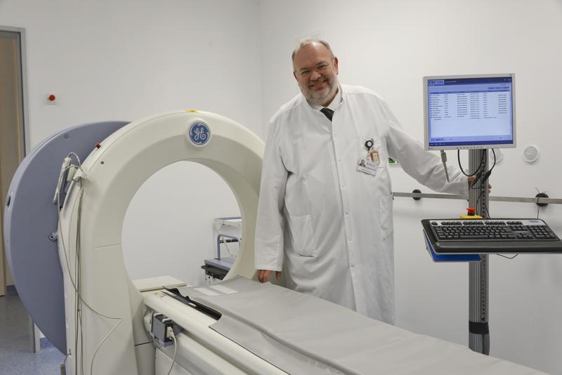 Verbesserte Herzdiagnostik: Professor Dr. Wolfgang Burchert mit der neuen Gamma-Kamera im HDZ NRW