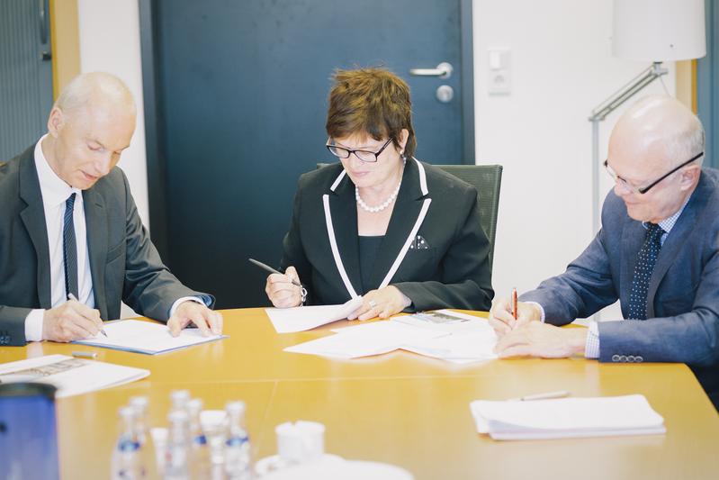 von links nach rechts: Hans-Werner Steinhaus, wisoak, Prof. Dr. Karin Luckey, Hochschule Bremen, und Alexander Künzel, Bremer Heimstiftung