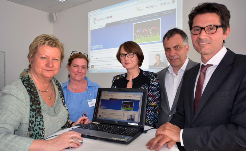 NRW-Schulministerin Sylvia Löhrmann, Uta Lindemann, Prof. Dr. Claudia Riemer, Rektor Prof. Dr.-Ing. Gerhard Sagerer und Projektleiter Prof. Dr. Bernd Gröben (v.l.)