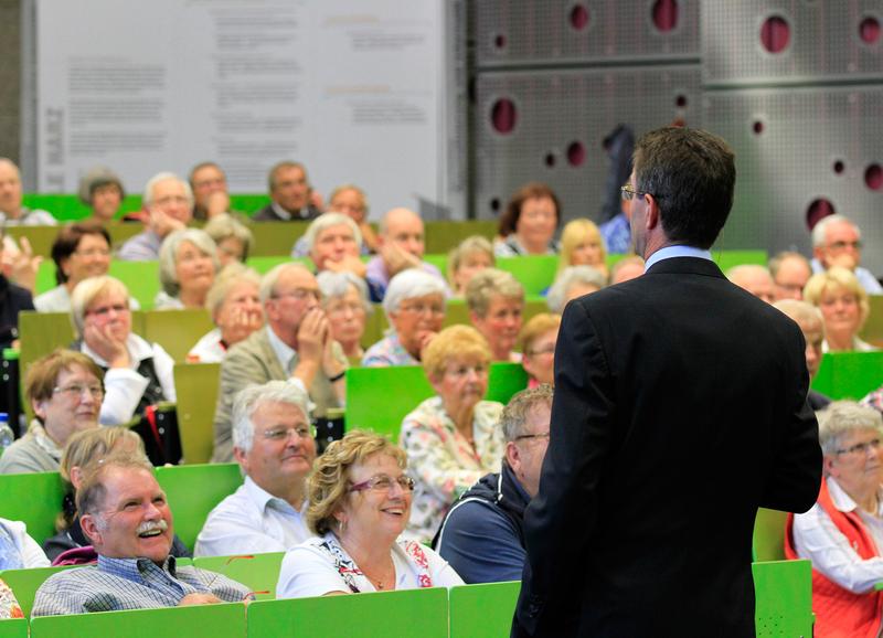 Prof. Dr. Volker Böttcher vom Fachbereich Wirtschaftswissenschaften der Hochschule Harz begeisterte die Teilnehmerinnen und Teilnehmer der GenerationenHochschule.