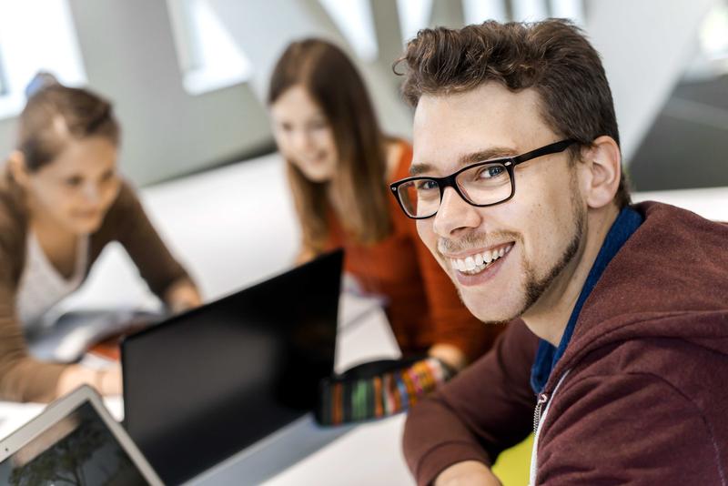 Eine aktuelle Befragung zeigt: Die große Mehrheit der Studierenden bewertet die Studienqualität u. die Studienbedingungen an der Hochschule Osnabrück als sehr gut und studiert sehr gerne in Osnabrück.