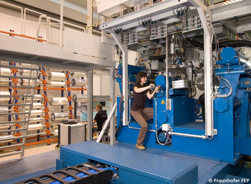 Pilotanlage zur Vakuumbeschichtung von Kunststofffolien im Rolle-zu-Rolle Modus. Bestehende Prozesslinien wie diese oder industrielle Anlagen können auf das innovative Verfahren umgerüstet werden.