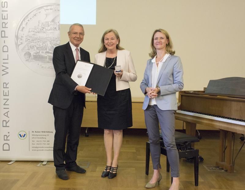 Preisübergabe: Prof. Dr. Rainer Wild, Preisträgerin Sabine Schulz-Greve, Kuratoriumsvorsitzende Prof. Dr. Lucia Reisch